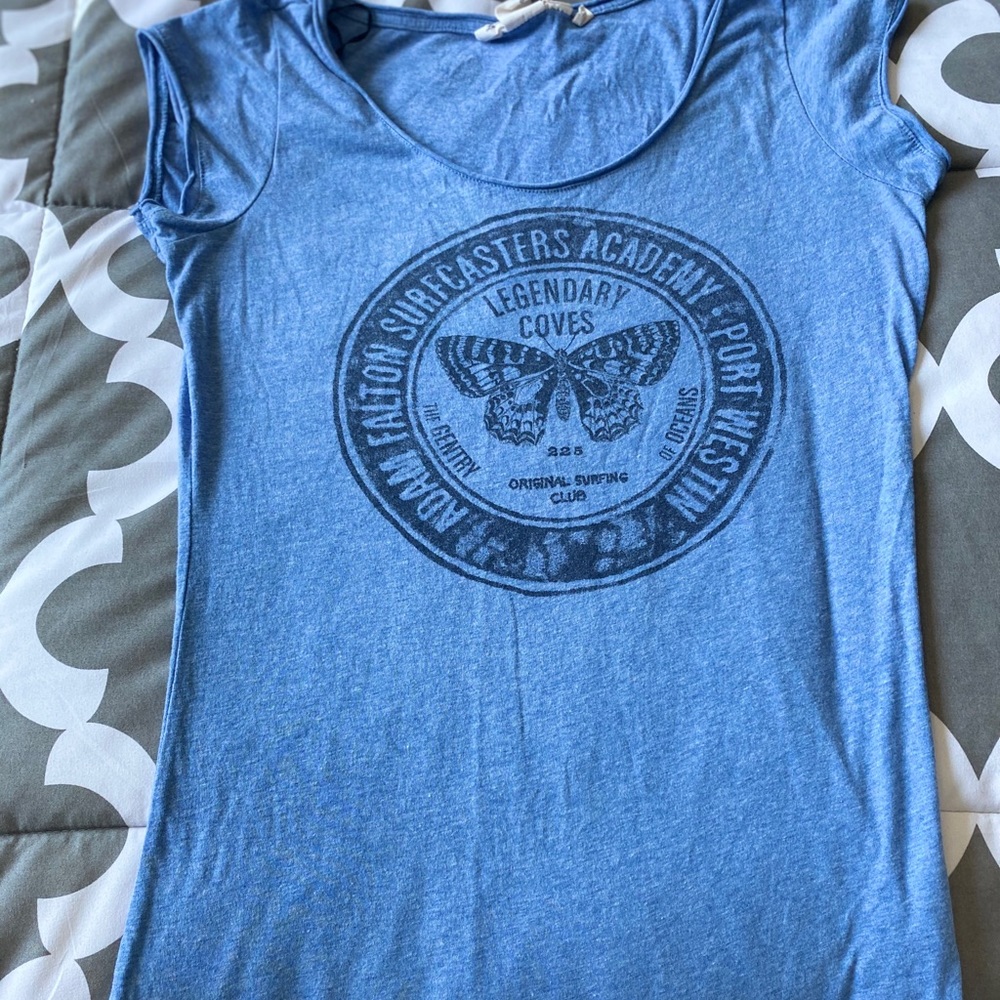 Baby blue scoopneck super soft T-shirt butterfly M